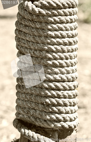 Image of pole with rope