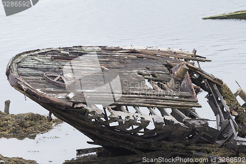 Image of skeleton of an ancient ship after crash