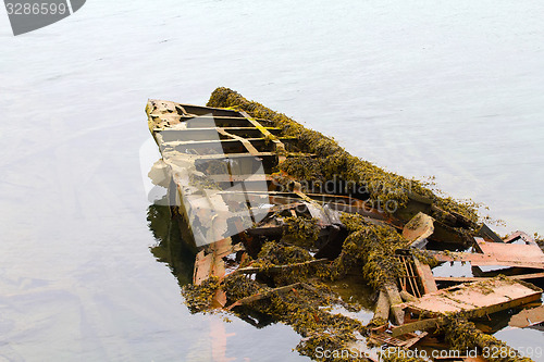 Image of skeleton of an ancient ship after crash