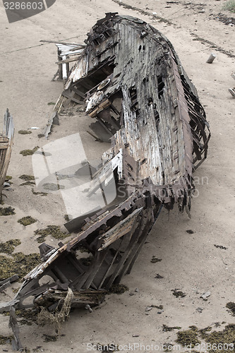 Image of skeleton of an ancient ship after crash