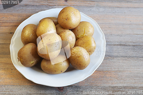 Image of boiled potatoes in their skins on a plate