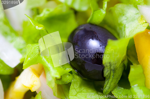 Image of black olives and lettuce