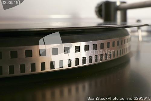 Image of old gramophone turntable with disc