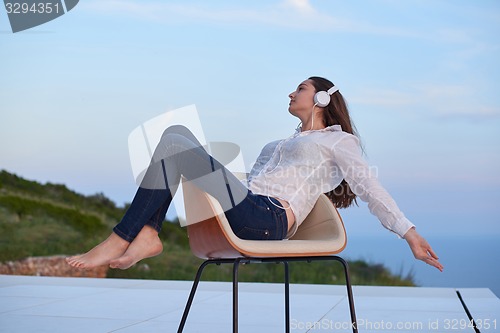 Image of young woman enjoy sunset