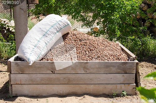 Image of bunch of expanded clay in a wooden box