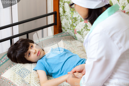 Image of doctor pediatrician talking to a little patient