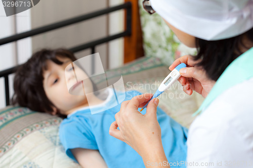 Image of digital thermometer in the hands of a doctor