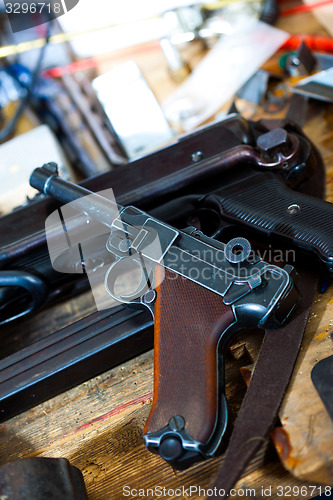 Image of Parabellum pistol and mashinegun MP 38