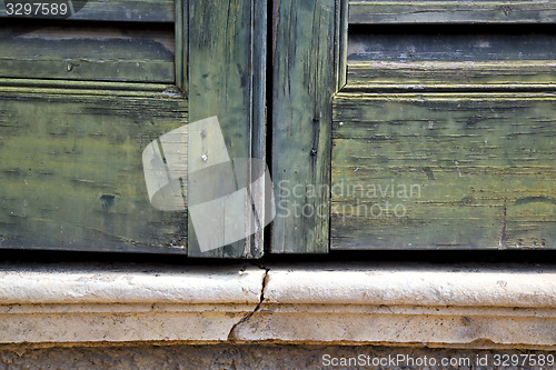 Image of window  varese palaces i      wood venetian blind concrete  bric