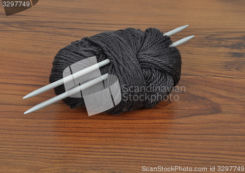 Image of Ball of wool with knitting needles