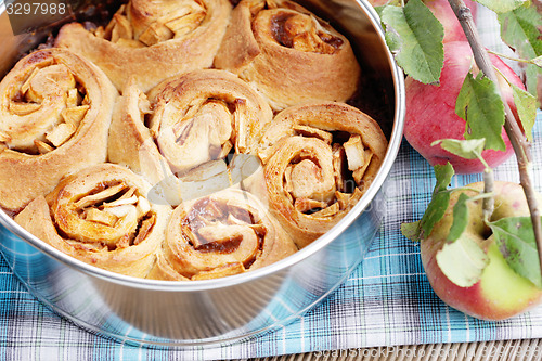 Image of yeast apple cake