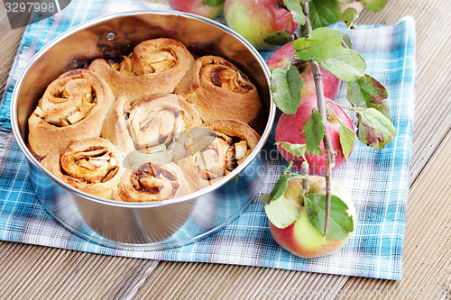 Image of yeast apple cake