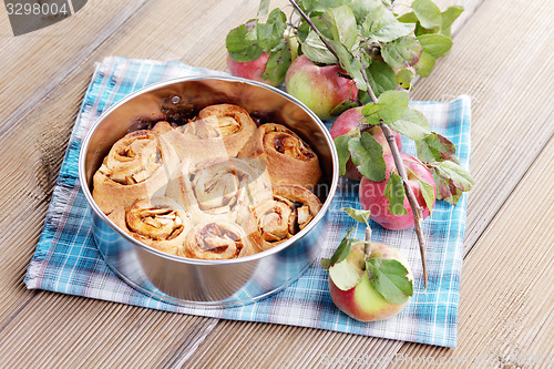 Image of yeast apple cake