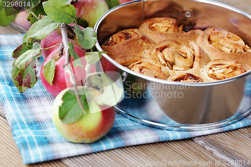 Image of yeast apple cake