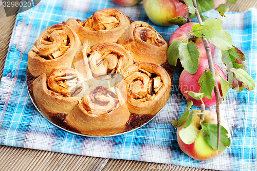 Image of yeast apple cake