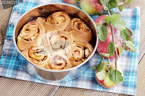 Image of yeast apple cake