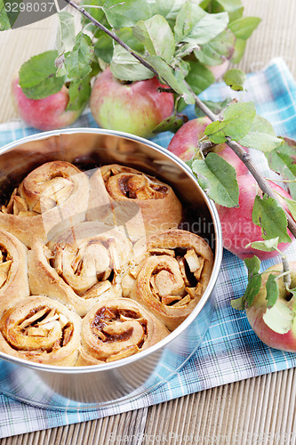 Image of yeast apple cake