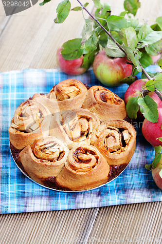 Image of yeast apple cake