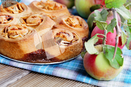 Image of yeast apple cake