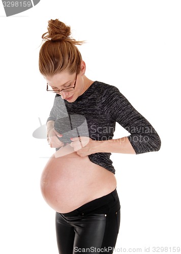 Image of Pregnant woman showing bally.