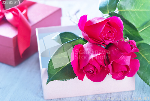 Image of box for present and red roses 