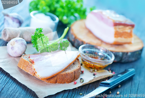 Image of smoked lard with bread 