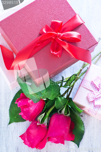 Image of box for present and red roses 