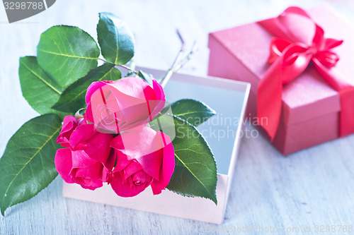 Image of box for present and red roses 