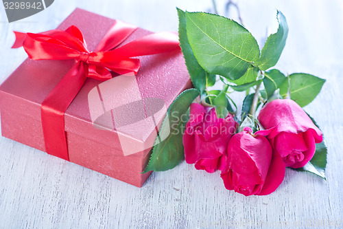 Image of box for present and red roses 