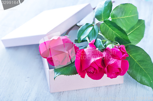 Image of box for present and red roses 