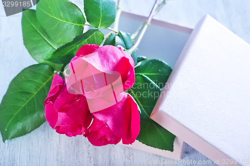 Image of box for present and red roses 