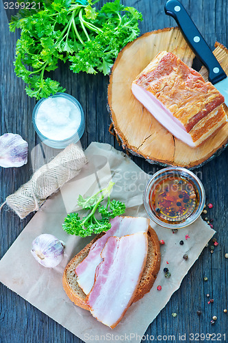 Image of smoked lard with bread 