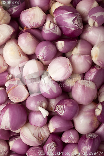 Image of Lots of peeled shallots