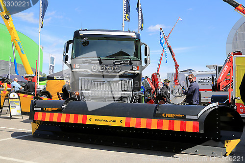 Image of Volvo FH16 and Pajakulma PURE Epsilon Rotation Plough on Display