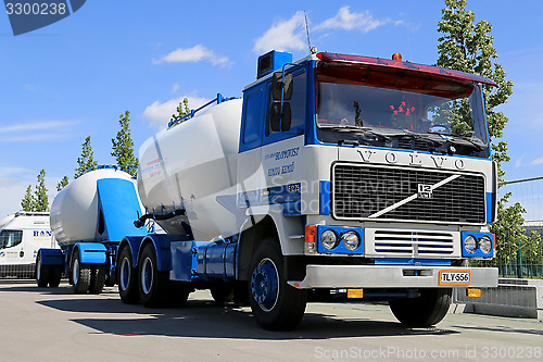 Image of Classic Volvo F1225 Tank Truck for Bulk Transport on Display