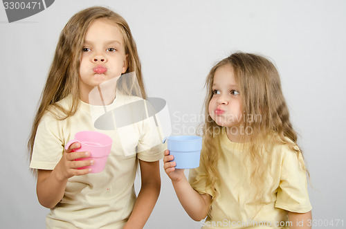 Image of Two sisters rinse your mouth after brushing your teeth