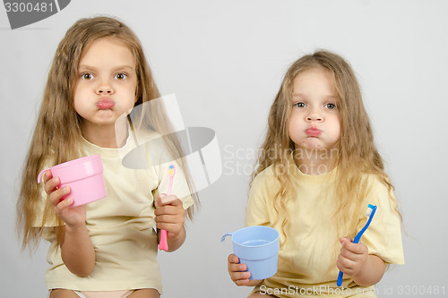 Image of Two sisters Rinse your mouth brush your teeth