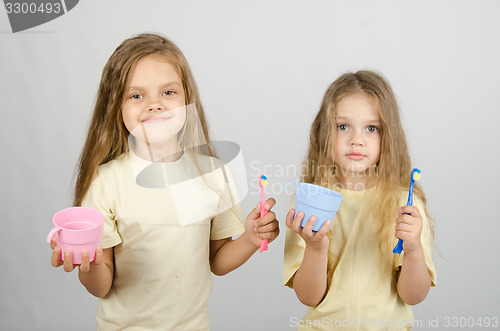 Image of Two sisters brush your teeth