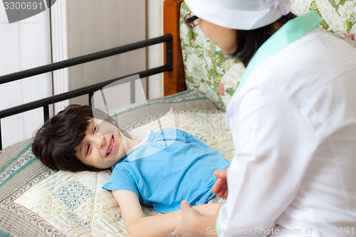 Image of children\'s doctor is talking to a little patient