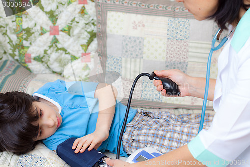 Image of family doctor measures the blood pressure