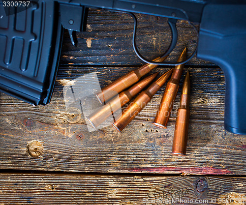 Image of sniper rifle with a shop and five cartridges