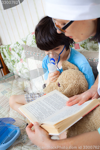 Image of doctor makes the child inhalation