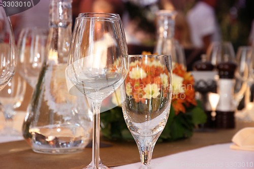 Image of wineglasses setting on the arranged table in the restaurant