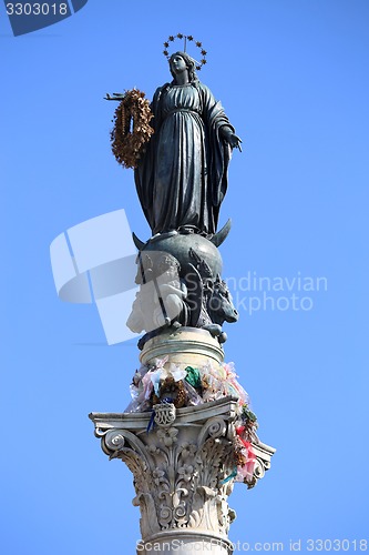 Image of Virgin Mary on top at Piazza di Spagna in Rome, Italy