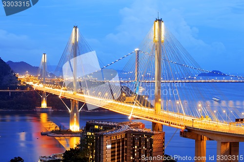 Image of highway bridge 