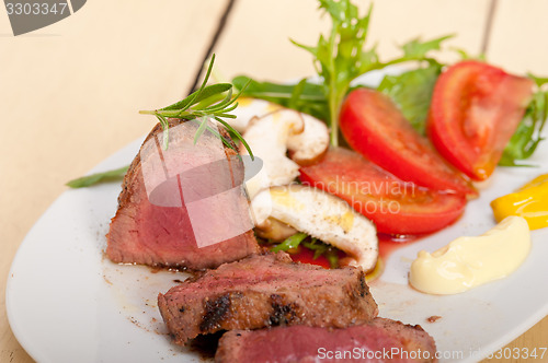 Image of beef filet mignon grilled with vegetables