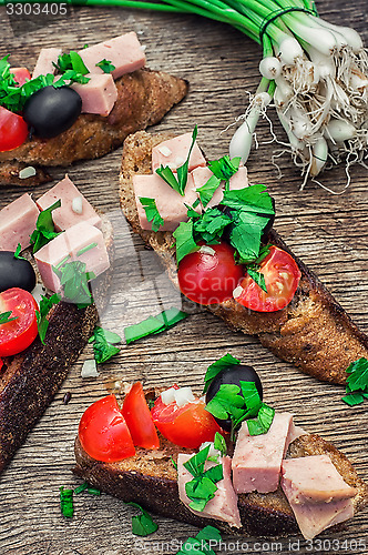 Image of bruschetta with vegetables and meat
