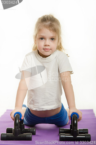 Image of Four-year girl pressed the palm pushups