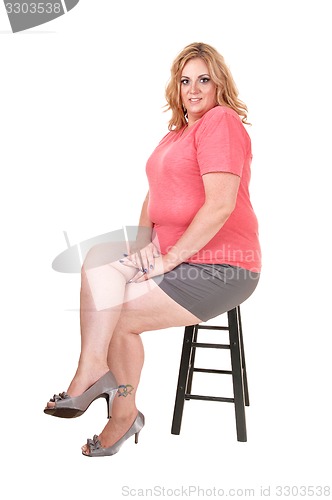 Image of Young plus size woman sitting.