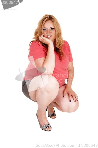 Image of A crouching plus size woman.